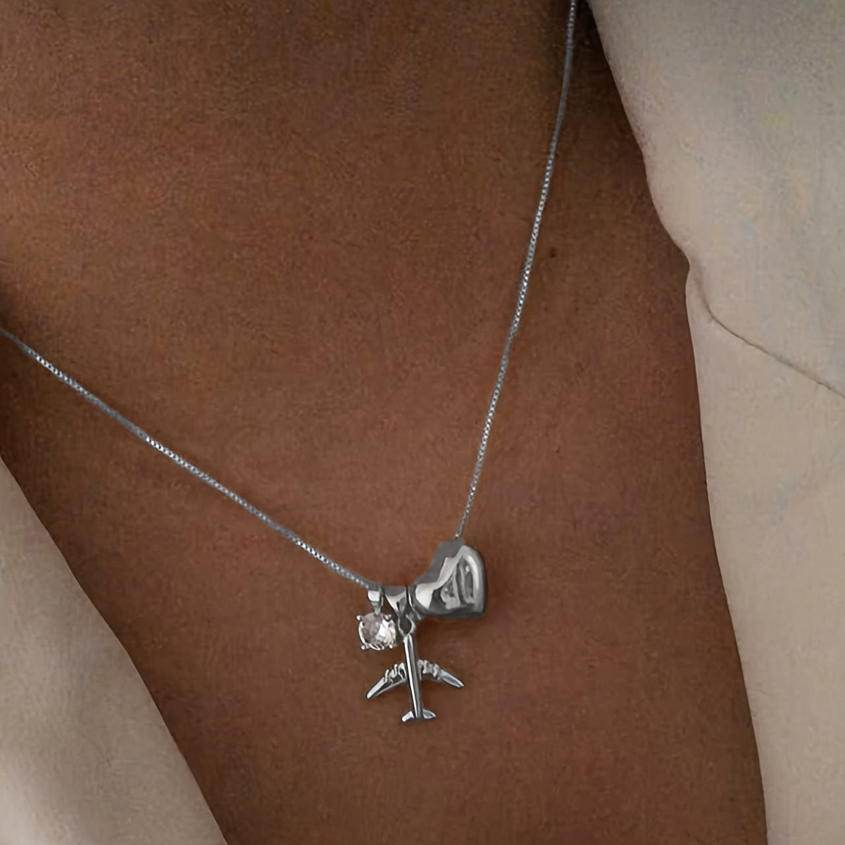 Linda | Minimalist Necklace with Airplane Pendant and Delicate Style