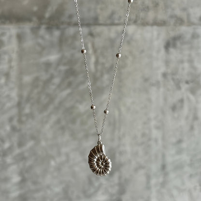 Marlena | Beaded Necklace with Shell and Summer-Style Marine Pendant