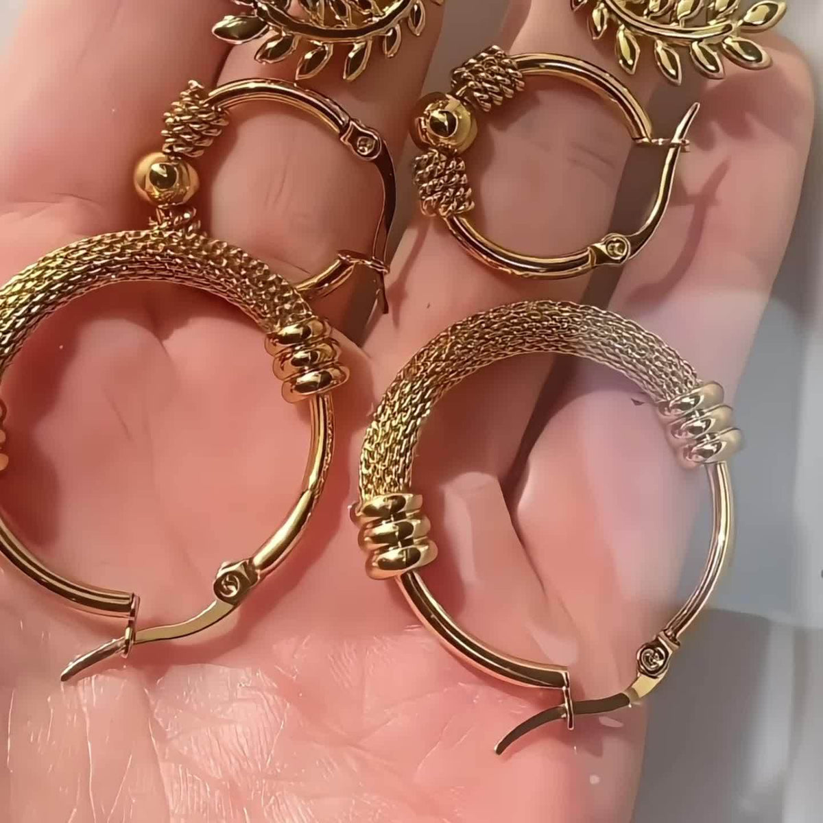 Lucetta | Gold Hoop Earrings with Classic Design and Timeless Elegance