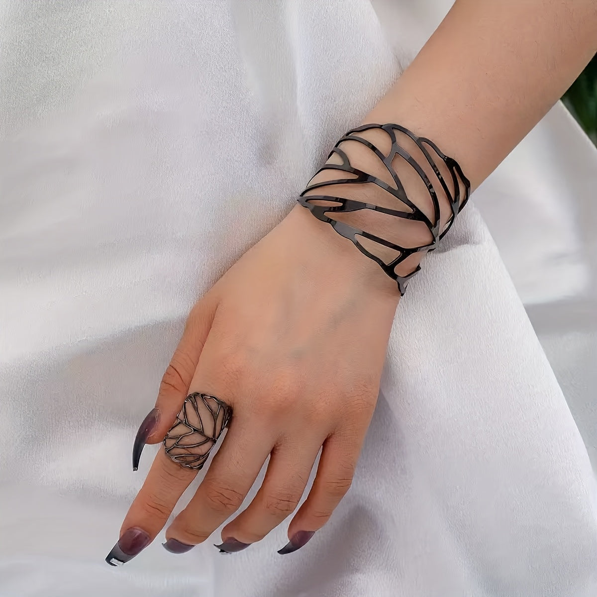 Lavinia | Vintage Style Hollow Leaf Bracelet and Ring Set