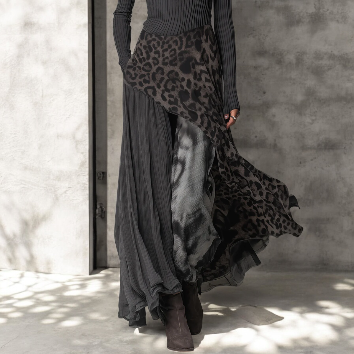 Vireli | Elegant and Flowing Long Dress with Leopard Print