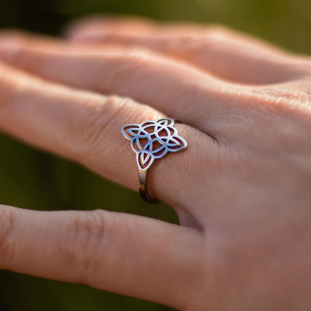 Mavrelle™ Mystic Protective Knot Ring with Elegant Design