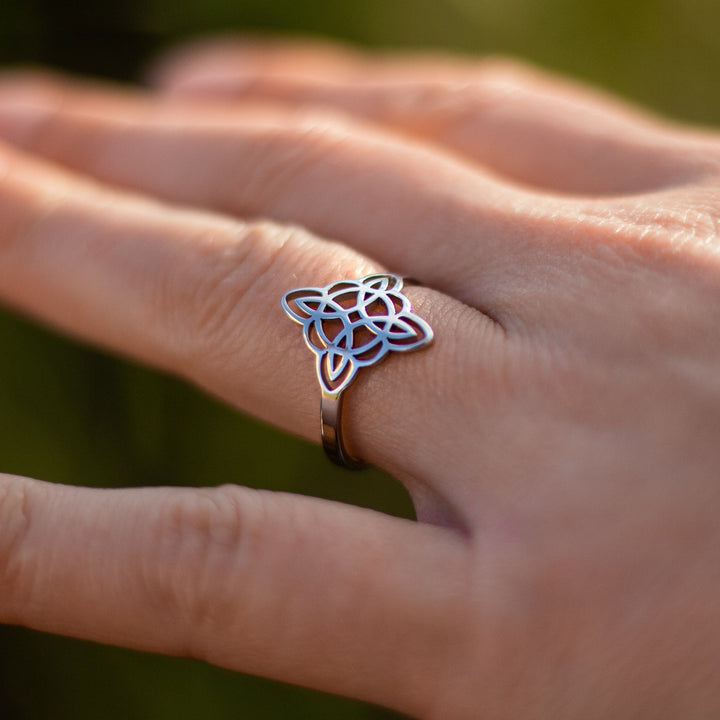 Mavrelle™ Mystic Protective Knot Ring with Elegant Design