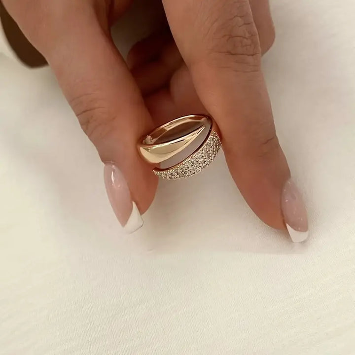 Coralisse™ Minimalist Gold Ring with Elegant Touch