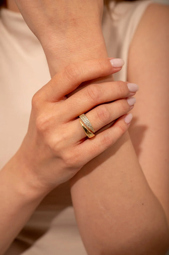 Coralisse™ Minimalist Gold Ring with Elegant Touch