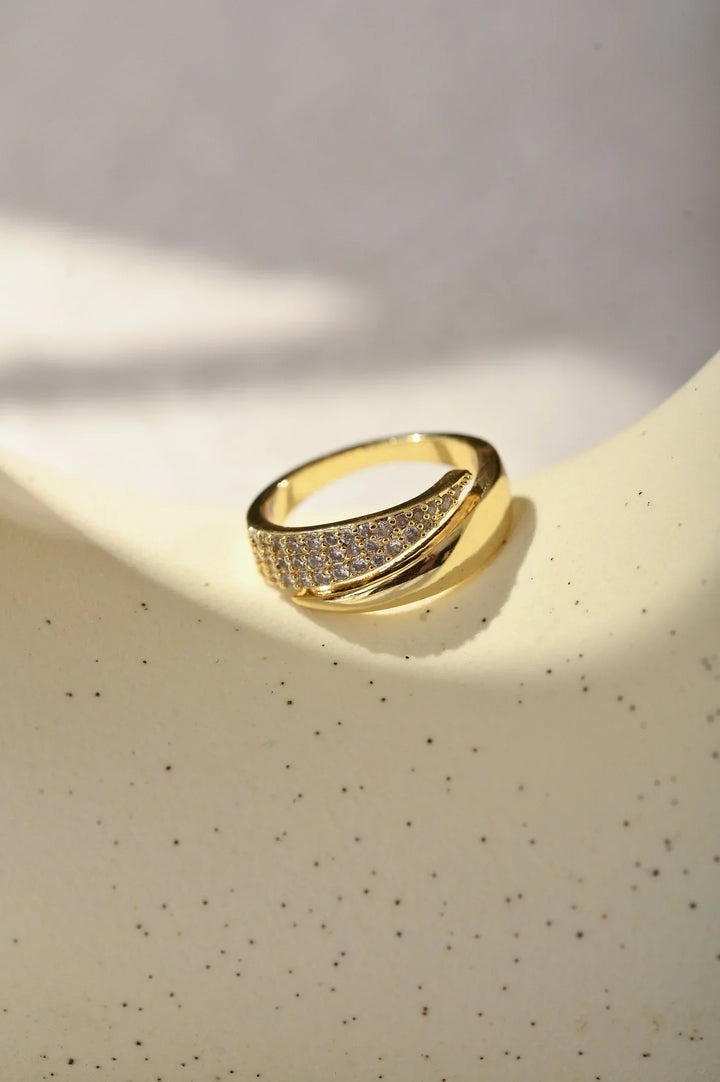 Coralisse™ Minimalist Gold Ring with Elegant Touch