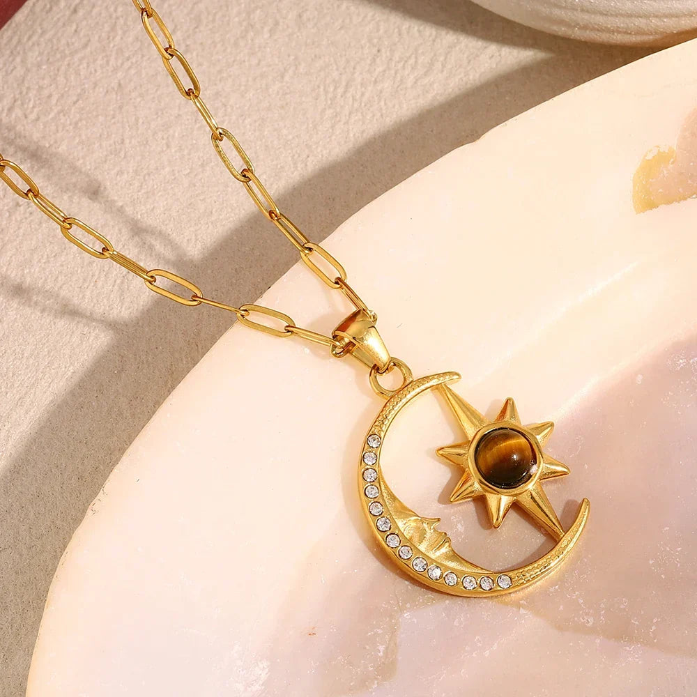 Gavella | Pendant Necklace Embrace of the Moon