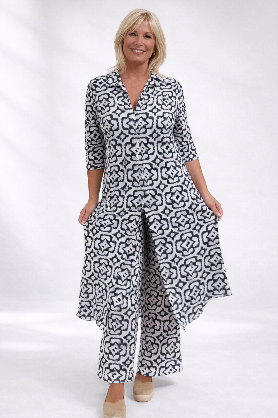 Velina | Elegant Set with Buttons and Sophisticated Style