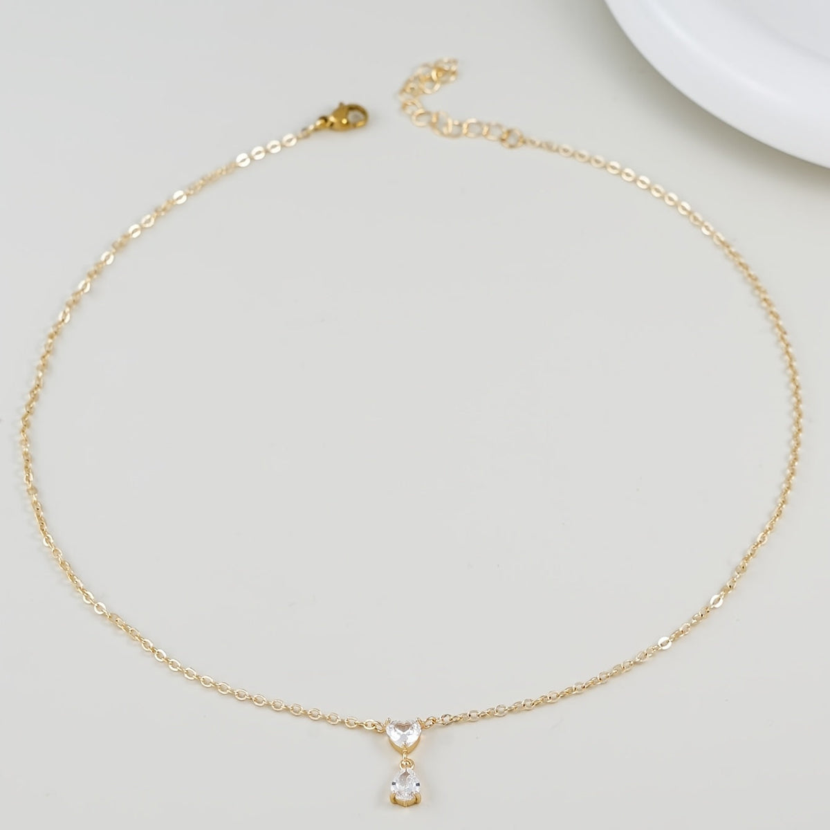 Linda | Minimalist Necklace with Airplane Pendant and Delicate Style