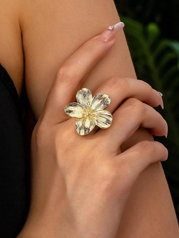 Greylee™ Gold Ring with Elegant Flowers and Romantic Touch